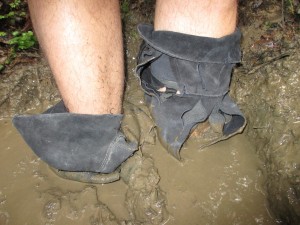 Und nochmal hinein in den Schlamm. Geiles Gefühl, wenn die Schlammsoße von allen Seiten in die Stiefel bzw. Lederfetzen fließt