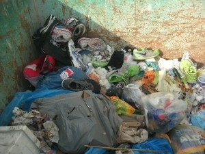 Mit einem dumpfen Rumpeln und einem Rascheln ließ meine Nachbarin &quot;ihren&quot; Abfall über die Rampe in den Container plumpsen.