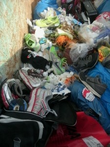 Eine regelrechte &quot;Sneakerlandschaft&quot; im Müllcontainer!
