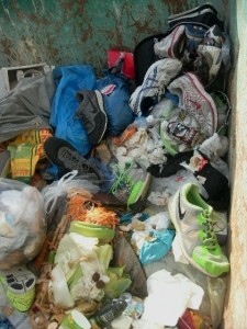 Regelrecht die Schuhe in die Container-Mulde hinein geschüttet!