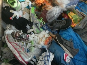 Was für ein Glück hat meine Nachbarin nicht die Schuhe und ihren ekligen Küchenabfall zusammen in einen Müllsack gestopft und fest verknotet.