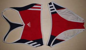 ein Bikini von Adidas