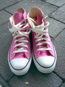 Zuerst musste ein Paar rosa Chucks dran glauben...