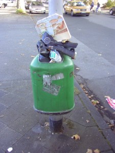 Eine typische Straßenszenerie in einer deutschen Großstadt.