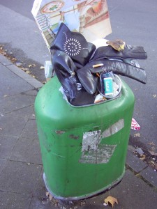 Die eine Stiefelette ohne mit der Wimper zu zucken brutal mit den Spitzen voran in den Dreck gestopft.