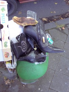 Die Leute von der Stadtreinigung werden fluchen über den Aufwand den sie treiben müssen, um den überquellenden Abfallkorb zu leeren.