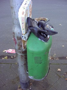 Eigentlich darf man die Stiefeletten vor dem Eintreffen der Stadtreinigung gar nicht mehr aus dem Abfallkorb rausziehen, weil sonst sofort der Pizzakarton herunter fallen würde. Sozusagen eine &quot;Endnutzung&quot;.