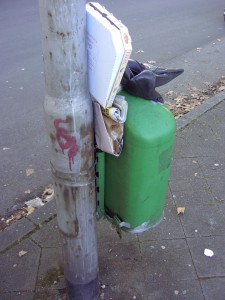 Nachmittags werden dann nochmals die Abfallkörbe geleert und dann bereiten die Orangenen Engel den armen Stiefeletten endlich ein würdiges Ende.