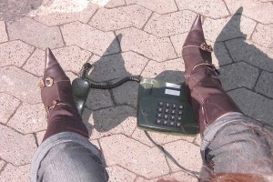 mal sehen wer zuerst nachgibt. Meine geilen Stiefel oder das Telefon