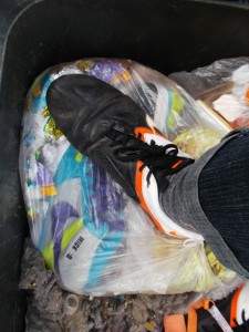 Den Bruchteil einer Sekunde hatte ich Hemmungen, diese tollen Sneaker in den Müllsiff einzustampfen.