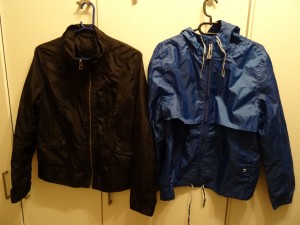 Übergangsjacke schwarz<br />Regenjacke blau