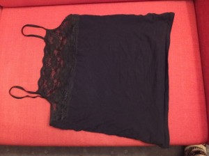 Ein neckisches schwarzes Hemdchen
