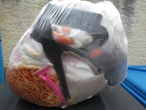 Irre Müll-Mischung: Spaghetti, Badabfälle, Mandarinenschalen und High Heels!