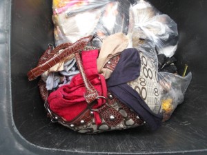 Ich konnte mich geradeso noch beherrschen und stellte die Handtasche wieder in die Mülltonne, wo sie &quot;hingehörte&quot;.