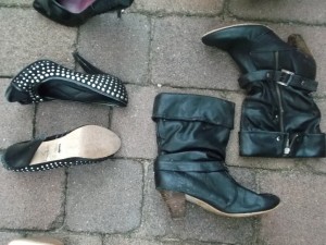 Im Gegensatz zu den Buffalo-Pumps haben die total versifften Stiefel nicht die geringste Chance wieder an die zarten Füße einer Frau zu kommen!