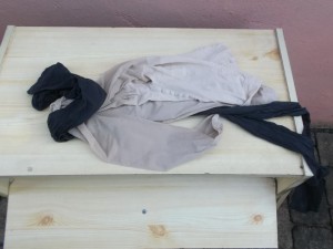 Die alten Nylons lagen schon bereit, um das &quot;Komplettpaket&quot; dann ordentlich zu verschnüren, weil sonst hätte der Schuhschrank nicht den Transport überstanden.