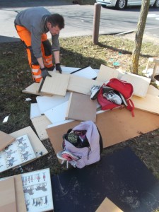 Immer näher arbeiteten sich die Orangenen Engel an die &quot;zwangsentsorgten&quot; Rucksäcke der beiden Teenager.