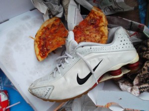 Beinahe wie daheim im Küchenmülleimer: Schuhe und Essensreste zusammen. So schön sauber würden die Sneaks nicht mehr lange bleiben. Spätestens im Müllbunker der MVA ... !