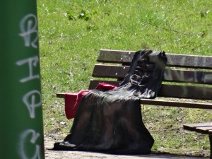 lackiertes Kleid auf der Bank