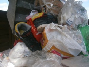 Erst wenige Stunden warteten diese Reebok-Sneaks auf den Hausmeister, um von ihm tief im Dreck des Müllcontainers &quot;bestattet&quot; zu werden.