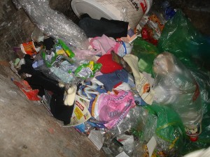 völlig unbedarft landeten herzlos reingeworfen, diese vielen kleinen süßen Kindersocken in dem Container für Plastikmüll