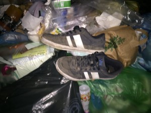 VTY-Sneaker im Müll
