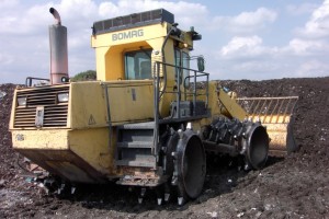 Monstermaschine &quot;Müllverdichter&quot;. Der macht auch die höchsten High Heels und &quot;Tower&quot;-Plateaustiefel platt.