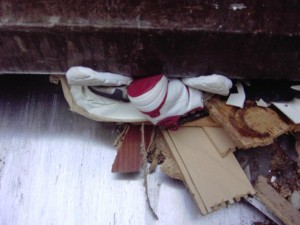 Zwei Turnschuhe übereinander unter dem Pressschild sind gerade mal noch ein bis zwei Zentimeter &quot;hoch&quot;! Auch der robuste Basketballstiefel verbiegt sich unter dem brutalen Druck.