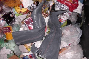 Neben den süßen Girly-Nikes lag im anderen Müllcontainer diese heißen abgestöckelten hohen Stiefel.