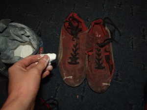 First, I took chalk and started writing on the shoes. <br /><br />Zuerst nahm ich Kreide und schrieb an den Schuhen.