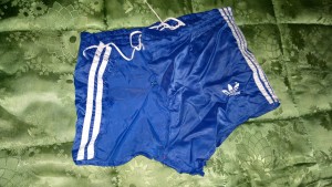 Blaue adidas short satin de 2 von mir Behandlung Teil1 RIPPING_1 KLEIN  .jpg