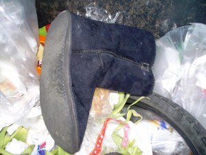 So endfertig wie diese UGGs schon sind, &quot;passen&quot; die in den siffigen Müllcontainer rein.