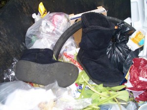 So wie die weggeschmissenen UGGs da im Müll liegen, sieht es so aus, als ob die noch an den Füßen des Mädels wären und das Mädel lässig mit angewinkeltem Knie auf dem Rand des Müllcontainers sitzen würde. Findet ihr nicht auch?!