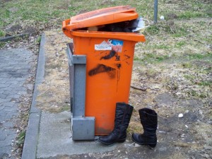 Warum die Stiefel es wohl nicht mehr bis zur heimischen Mülltonne &quot;geschafft&quot; haben?