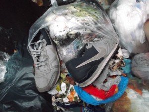 Die Nikes hatten relativ &quot;Glück&quot; gehabt in dem Müllsiff, aber der Müllbeutel lag ja noch nicht lange im Dreck un so konnte sich nur wenig Müllbrühe bilden.