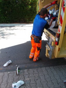 Trotz geübtem Schwung in die Müllschüttung plumpsten teilweise ihre Sneaker auf die Straße.