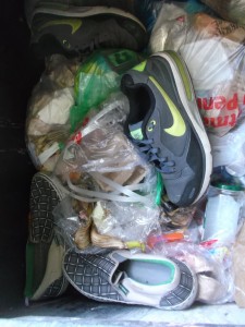 Ein Teen hatte die Hände voll mit seinen beiden Sneakerpaaren und ging zur Mülltonne. Er hatte meine &quot;ganze Aufmerksamkeit&quot;. Hihi!