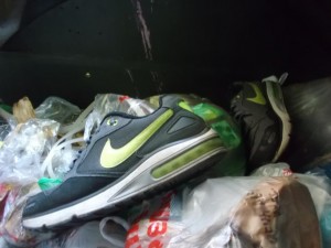 Anfangs dachte ich noch, dass bei den vielen Sneakerboys sich &quot;Liebhaber&quot; finden und zumindest die Nikes aus dem Müll gefischt werden ... .