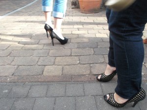 Während Anja mit &quot;ihren&quot; Pumps ganz zufrieden war ... .