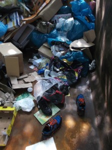 Es hat wohl jemand mit hohem Bogen seine ganzen Sneaker - tweilweise verpackt in einer nicht verknoteten Mülltüte - in den Container geschleudert.