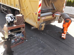 Krachend und splitternd schleuderten Trümmer aus der Müllschüttung auf die Straße.