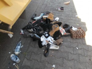 Also schnell die ganzen vermüllten Schuhe und Stiefel aus dem dreckigen zermalmten Chaos des Pressmüllautos heraus zerren.