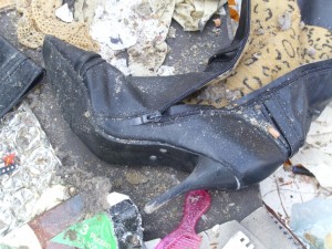 Es war offensichtlich: Als die Sekretärin diese endfertigen Stiefel anzog, war deren Schicksal schon besiegelt.