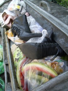 Die geil getragenen Stiefeletten hatten nun nur noch den gleichen &quot;Wert&quot;, wie die abgenagten Melonenschalen im Müllbeutel darunter. Eine für uns Liebhaber schwer zu akzeptierende Tatsache.