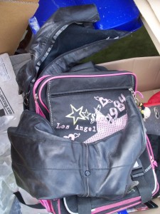 Ein fetziger ausrangierter Girly-Rucksack sollte mit den ausgelatschten Stiefeln auch zum Sperrmüll.