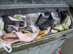 Eigentlich müsste da auf dem Müllcontainer stehen: &quot;Keine heißen Stiefel einfüllen!&quot; Grins!