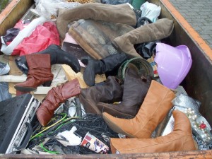 Hier lagen nun Jessicas Stiefel und warteten nun übers Wochenende auf ihre allerletzte sehr kurze Fahrt hoch auf die Müllkippe.