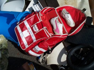 Ein sehr interessanter Fund: Ein roter Lackoptik-Rucksack und drin lagen süße Kinder-Pumis.