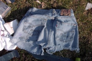 Überall lagen die Reste von platt getretenen Girlie-Lumpen herum und auch diese Jeans war im wahrsten Sinne des Wortes &quot;am Arsch&quot;