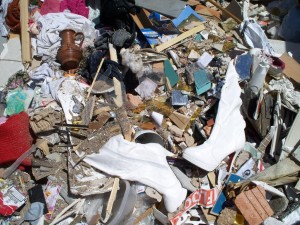 Auf einer Müllkippe sterben Schuhe und Klamotten verdammt schnell!